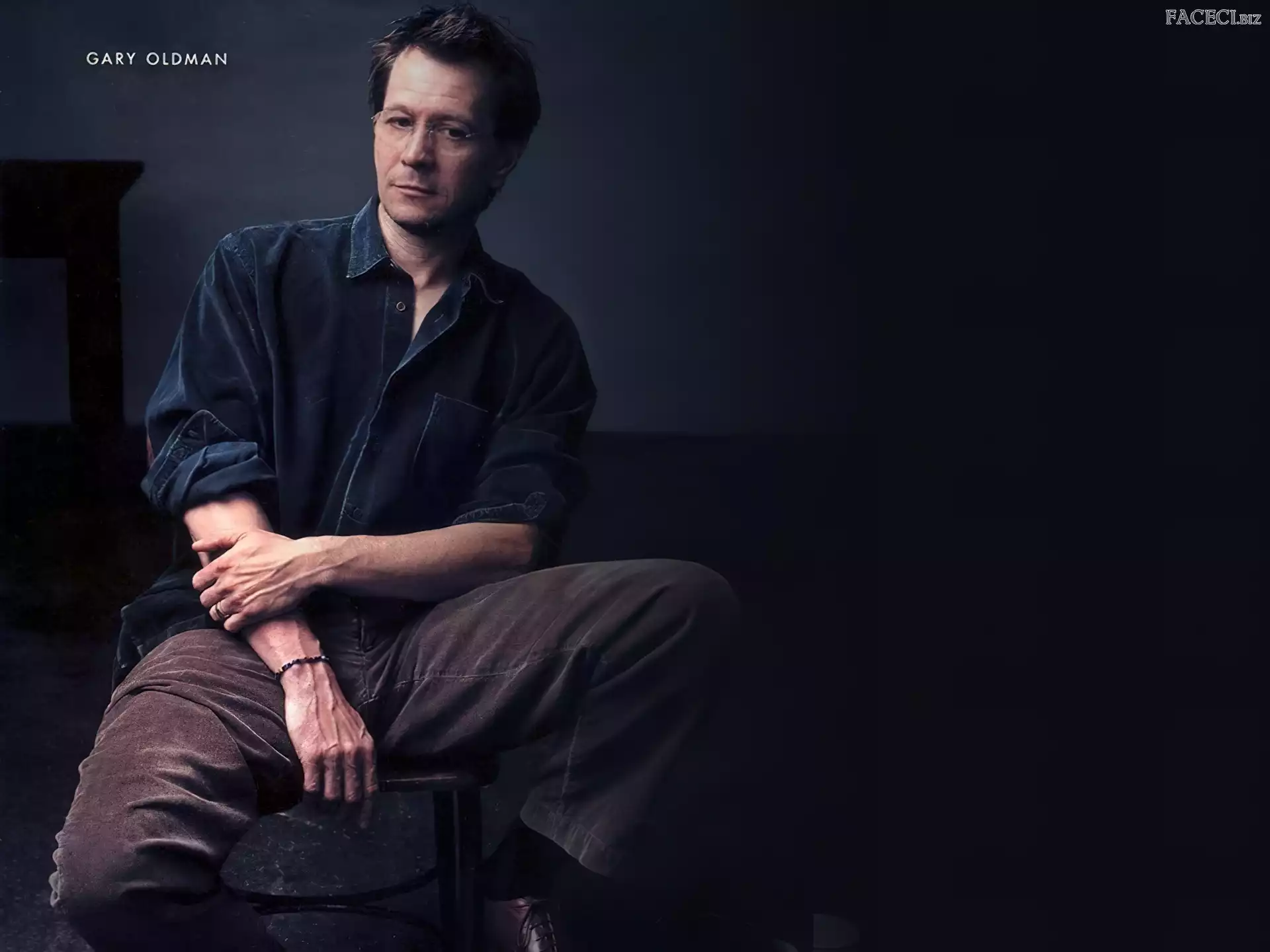 krzesło, Gary Oldman, okulary