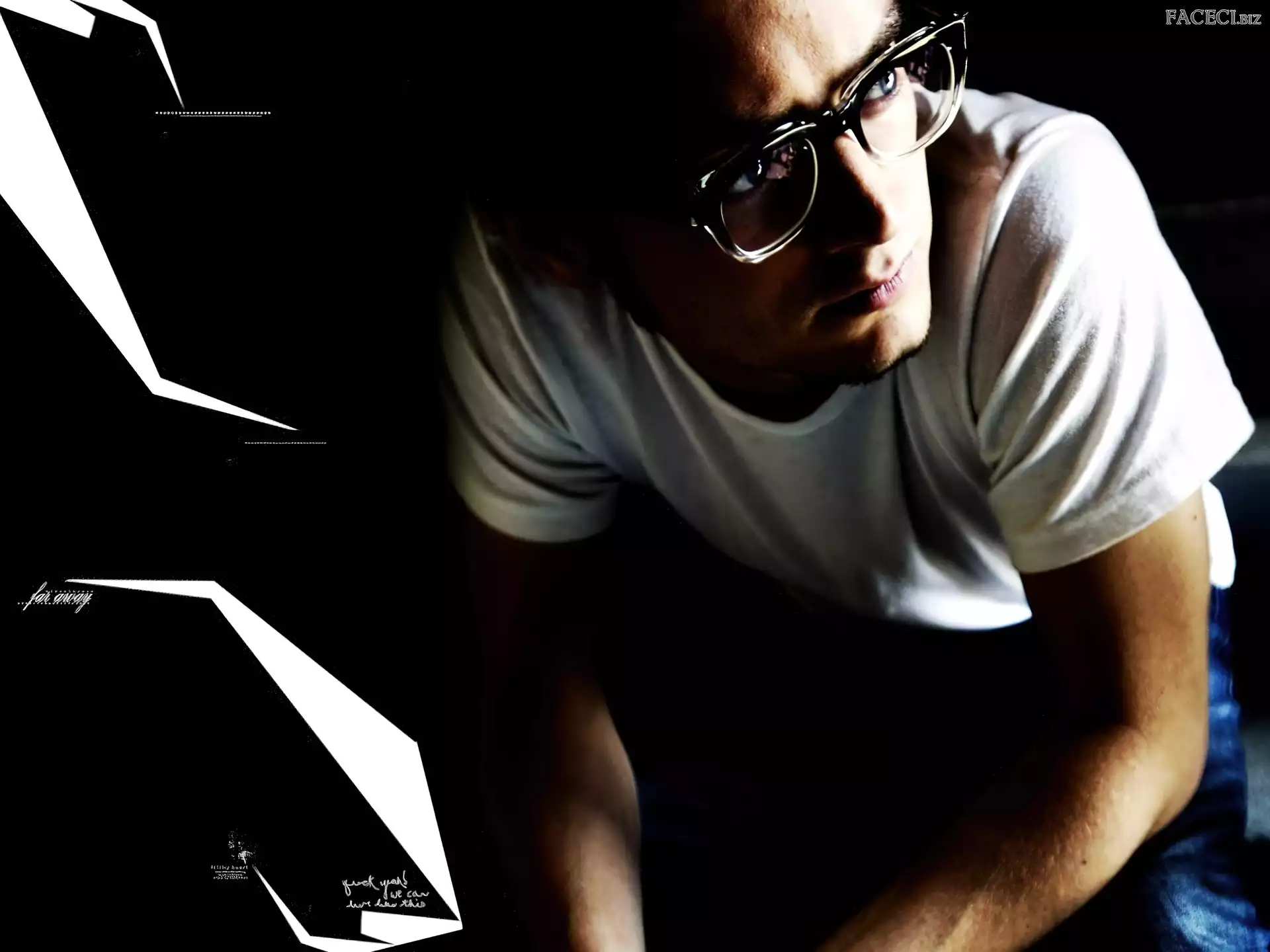 okulary, Elijah Wood, biała koszulka